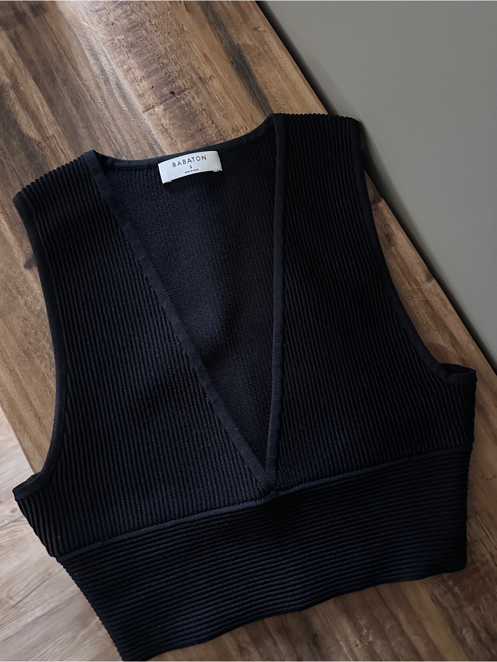Aritzia Babaton Black Ribbed V-Neck Cropped Tank Top